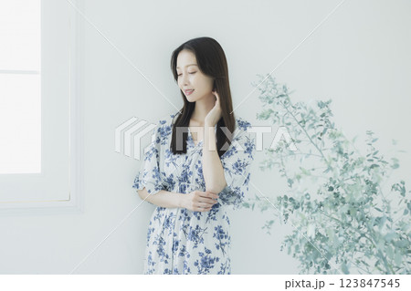 若い女性のポートレート 123847545