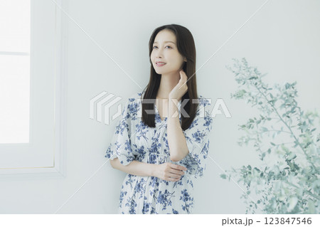 若い女性のポートレート 若い女性のポートレート 123847546