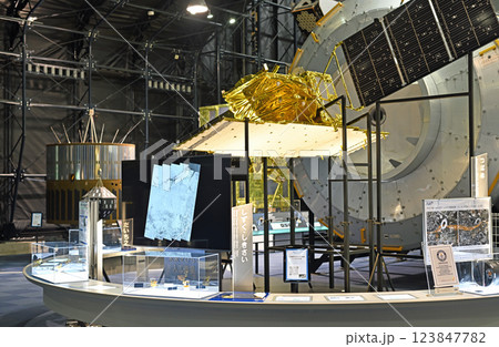 未来をひらく人工衛星 123847782