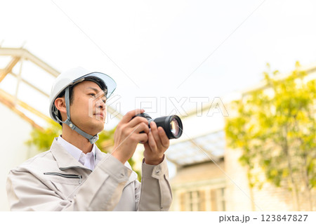 作業着を着た男性のビジネスシーン 作業着を着た男性のビジネスシーン 123847827