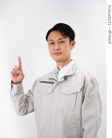 作業着を着た業者さんのイメージ 123847832