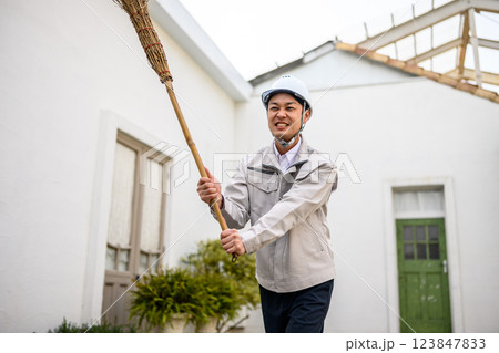 何かを追い払う男性 123847833