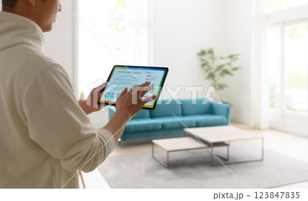 タブレットを持っている男性ポートレート 123847835