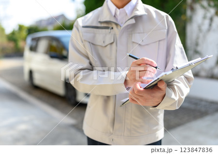 作業員スタイルの男性ポートレイト 123847836