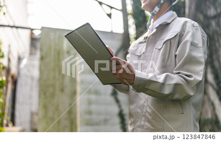 作業着を着た男性のビジネスシーン 123847846