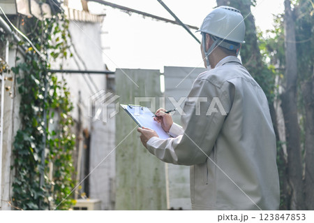 作業着を着た業者さんのイメージ 123847853