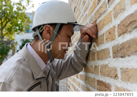 作業員スタイルの男性ポートレイト 作業員スタイルの男性ポートレイト 123847855