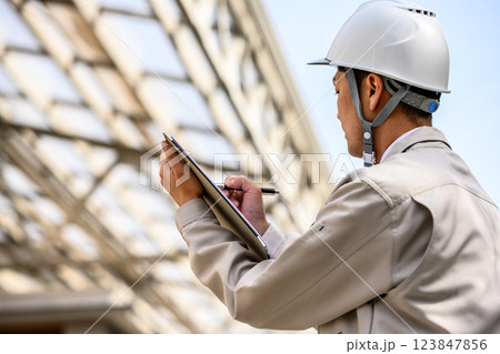 作業員スタイルの男性ポートレイト 作業員スタイルの男性ポートレイト 123847856