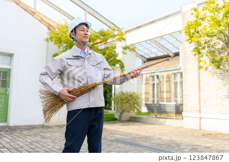 作業員スタイルの男性ポートレイト 作業員スタイルの男性ポートレイト 123847867