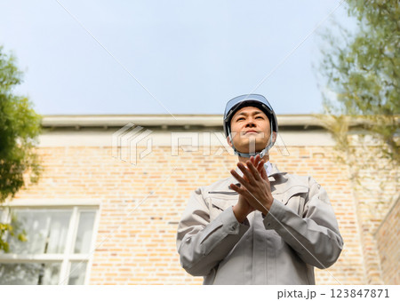 作業着を着た業者さんのイメージ 123847871