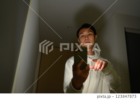 スマホを操作する男性ポートレート スマホを操作する男性ポートレート 123847873