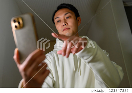 スマホを操作する男性ポートレート 123847885