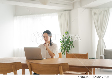 在宅ワークをする女性 123847896