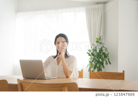 笑顔でテレワークをする女性 123847989