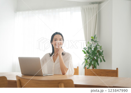 笑顔でテレワークをする女性 123847990