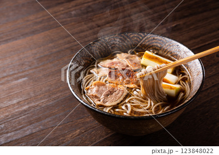 鴨南蛮蕎麦を箸で食べる 123848022