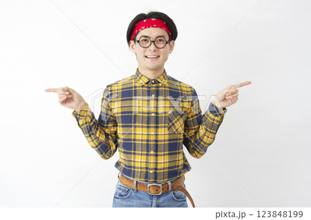 アキバ系の男性　左右を指差す　白背景 123848199