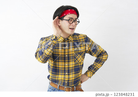 アキバ系の男性　耳に手を当てて聴く　白背景 123848231