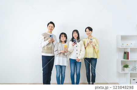 笑顔でスマホを持つ親子 笑顔でスマホを持つ親子 123848298