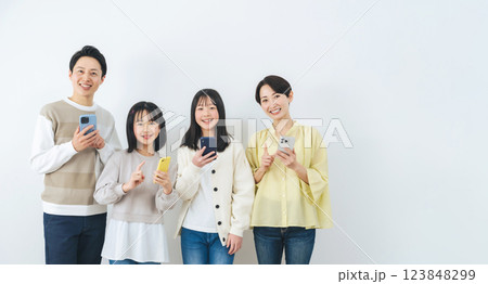 笑顔でスマホを持つ親子 笑顔でスマホを持つ親子 123848299
