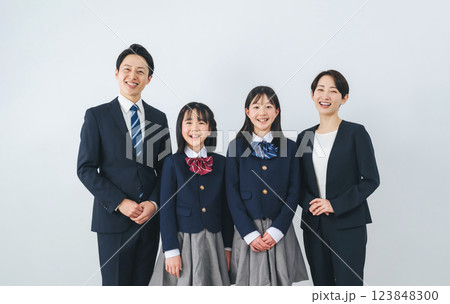 笑顔で並ぶ女子学生の親子 123848300