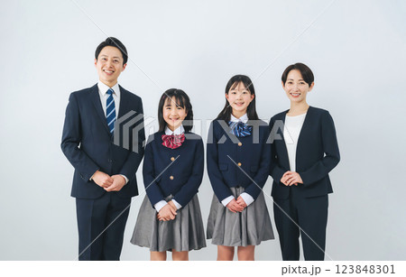 笑顔で並ぶ女子学生の親子 123848301