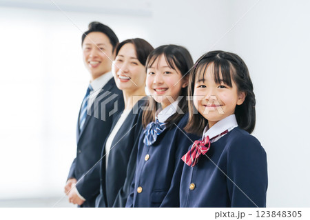 笑顔で並ぶ女子学生の親子 123848305