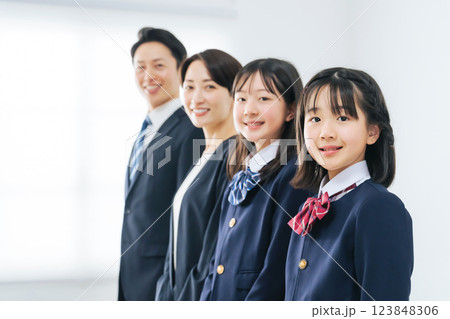 笑顔で並ぶ女子学生の親子 123848306