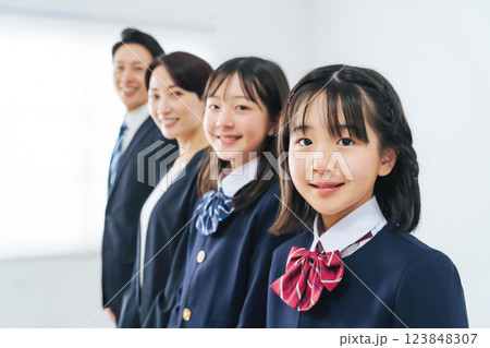 笑顔で並ぶ女子学生の親子 123848307