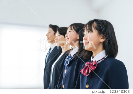 並んで上を見上げる女子学生の親子 123848308