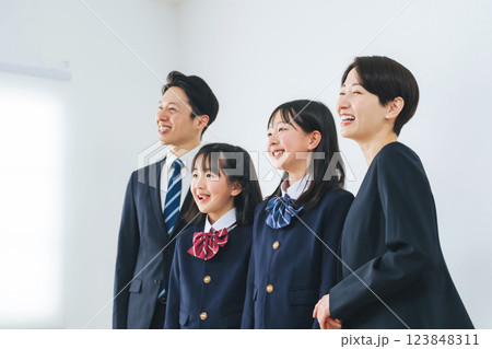 笑顔で並ぶ女子学生の親子 123848311