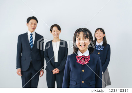 笑顔の女子学生を見守る家族 123848315