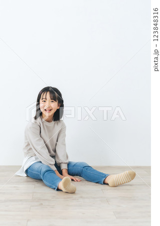 床に座る女の子のポートレート 123848316