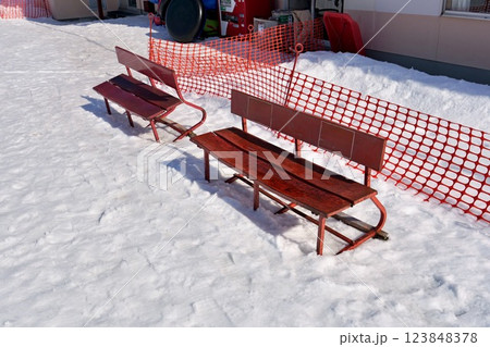 スキー場にて「雪上のレトロ感あるベンチ」 スキー場にて「雪上のレトロ感あるベンチ」 123848378