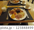 スペインのホテルの朝食 123848499