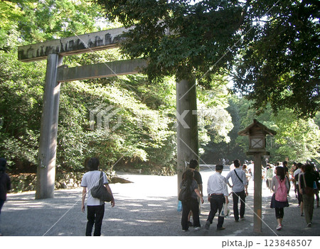 伊勢神宮内宮の一の鳥居（三重県伊勢市） 123848507
