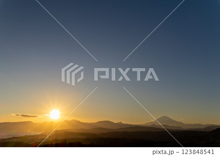 《湘南平》湘南平から見た夕暮れの富士山(神奈川県平塚市) 《湘南平》湘南平から見た夕暮れの富士山(神奈川県平塚市) 123848541