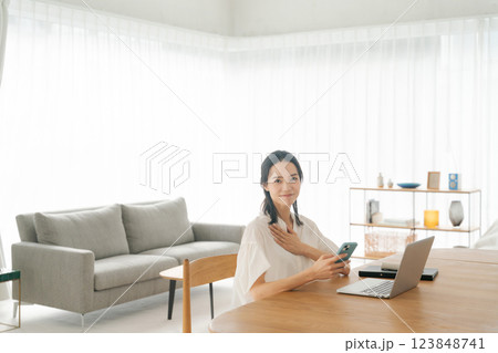 在宅ワークをする30代女性 在宅ワークをする30代女性 123848741