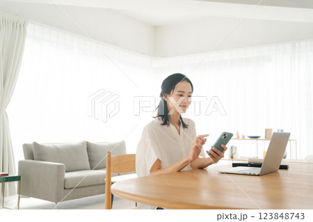 在宅ワークをする30代女性 在宅ワークをする30代女性 123848743