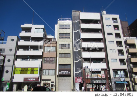 本郷三丁目駅付近 123848903