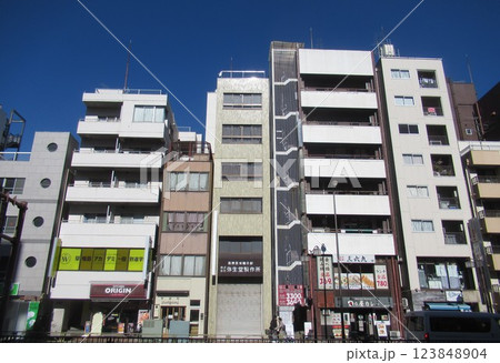 本郷三丁目駅付近 123848904