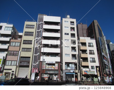 本郷三丁目駅付近 123848908