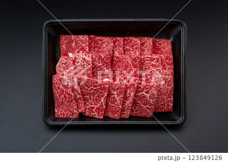 国産和牛モモ肉　焼肉用　俯瞰 123849126