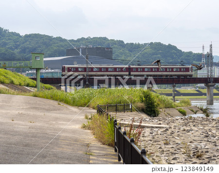 大和川の柏原堰堤付近を渡る近鉄電車 123849149