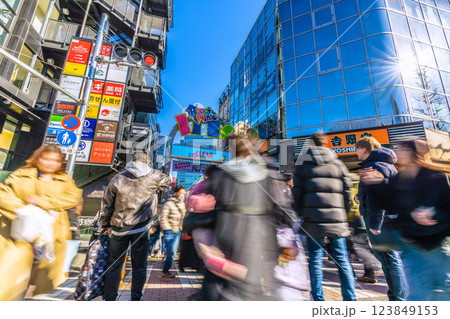日本の東京都市景観大混雑・インバウンド続く、外国人観光客らで賑わう原宿・竹下通り。新時代に希望の光 123849153