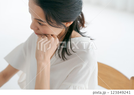 頭痛に悩む女性 123849241