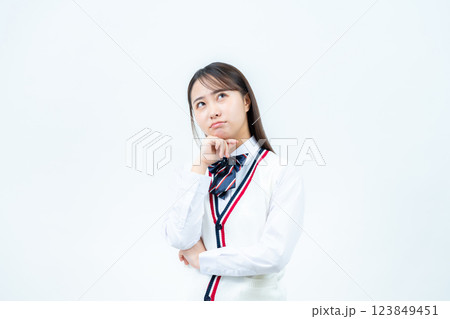 悩む女子高校生 123849451