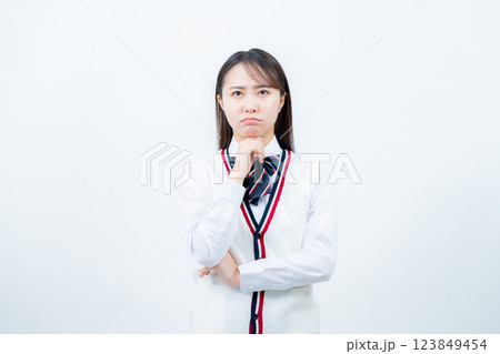 悩む女子高校生 悩む女子高校生 123849454