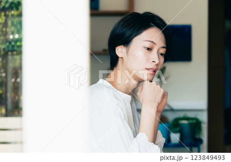 リビングで考える女性 123849493