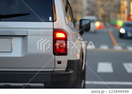 車のテールランプ 車のテールランプ 123849499
